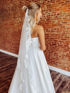 Lace Trimmed Waltz Veil